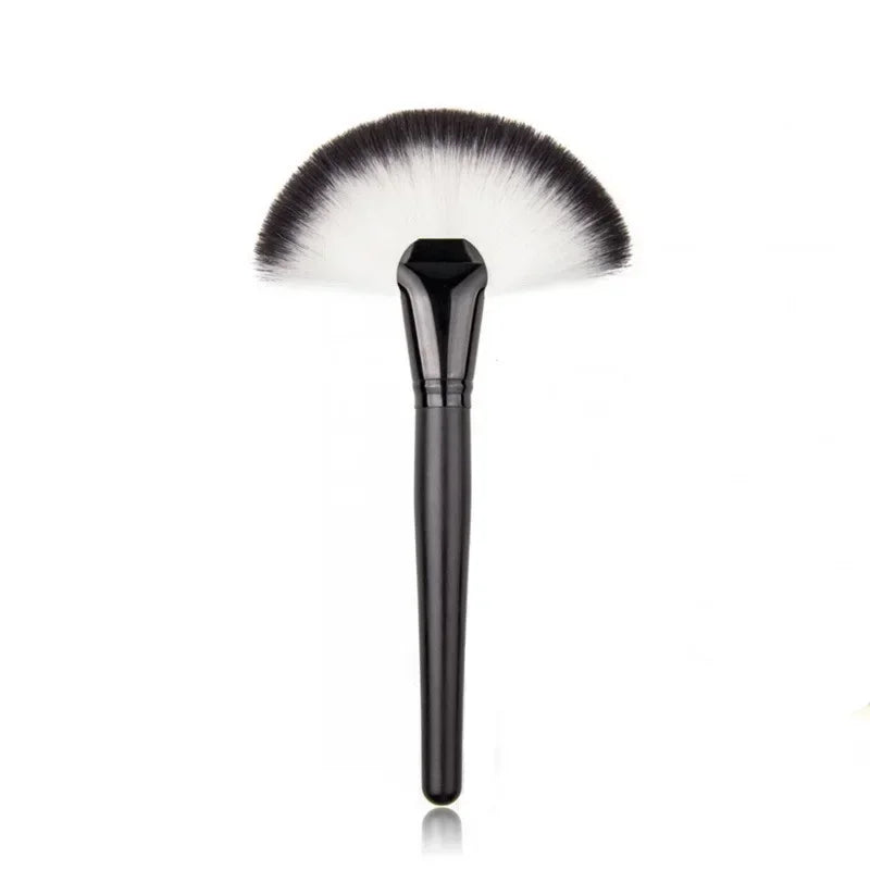 Flat Fan Makeup Brush – Soft Blush & Powder Applicator