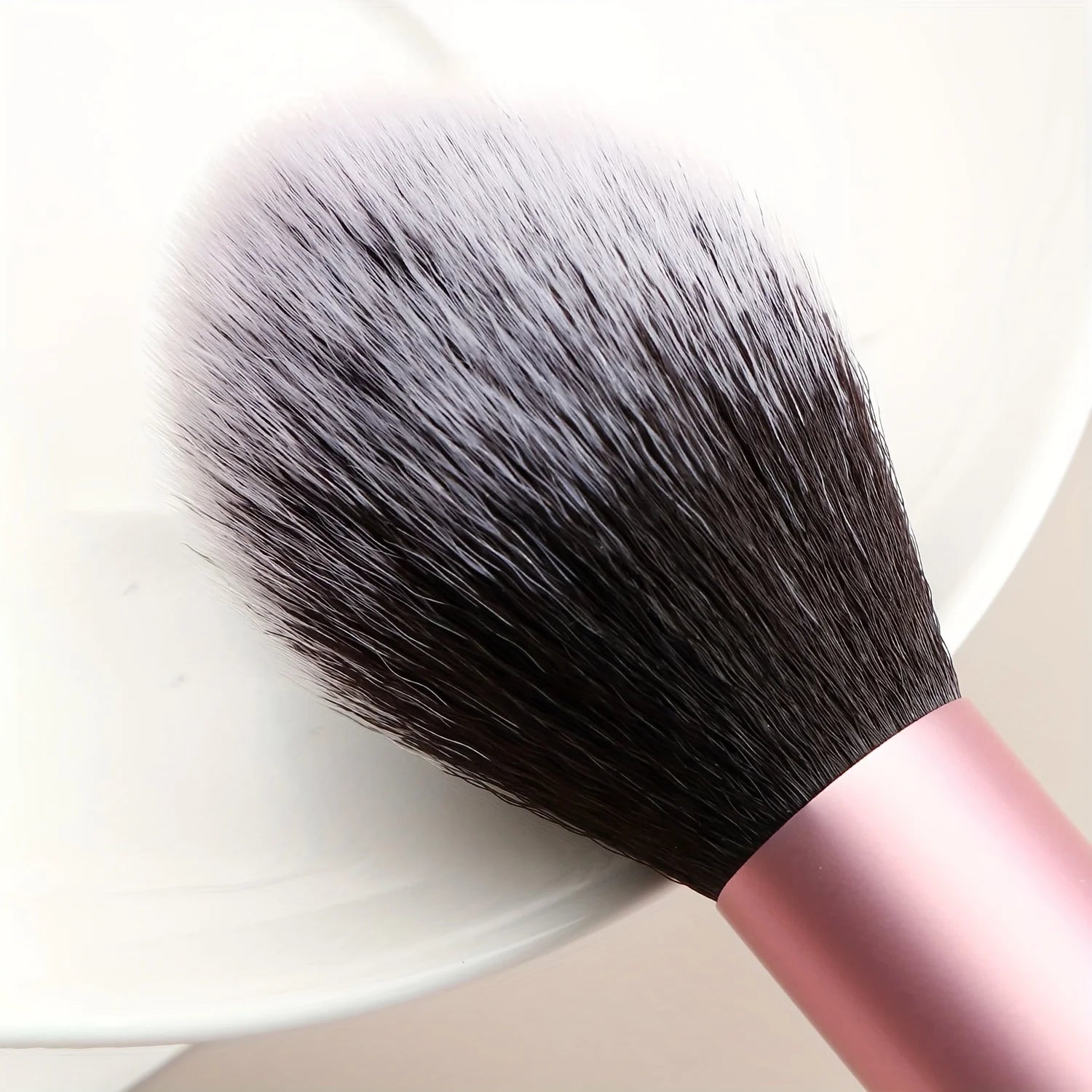 Luxury Blush Brush – Sculpt & Define for a Refined, Radiant Look