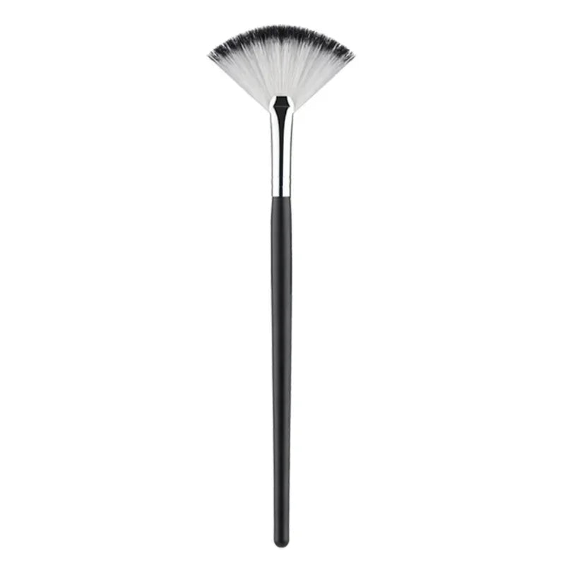 Flat Fan Makeup Brush – Soft Blush & Powder Applicator