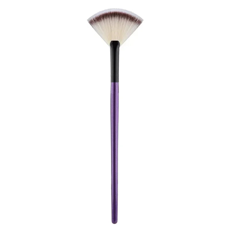 Flat Fan Makeup Brush – Soft Blush & Powder Applicator