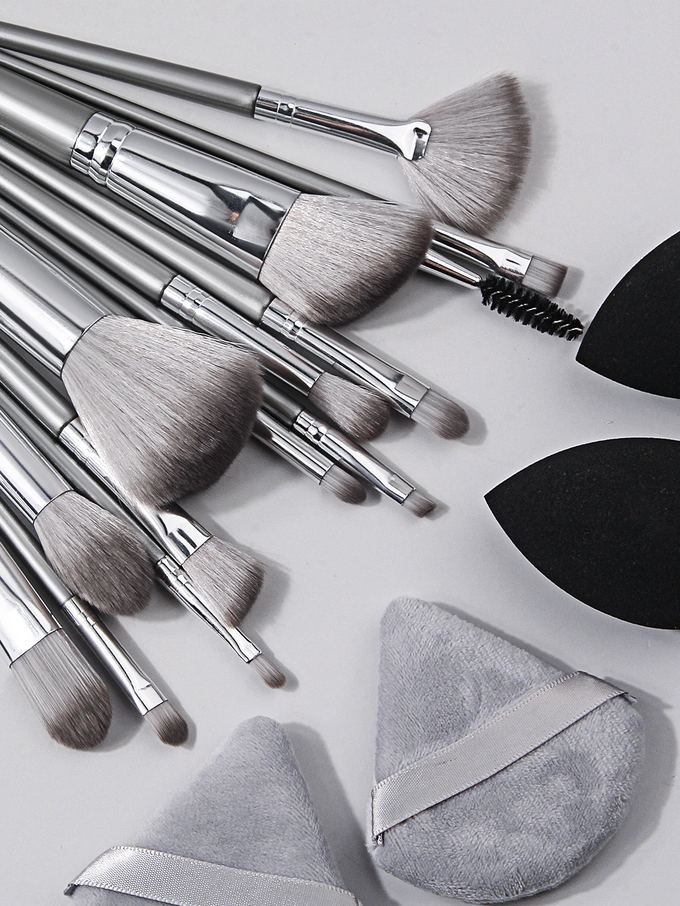 18-Piece Makeup Brush & Sponge Set – Portable, Soft, Dual-Use Tools