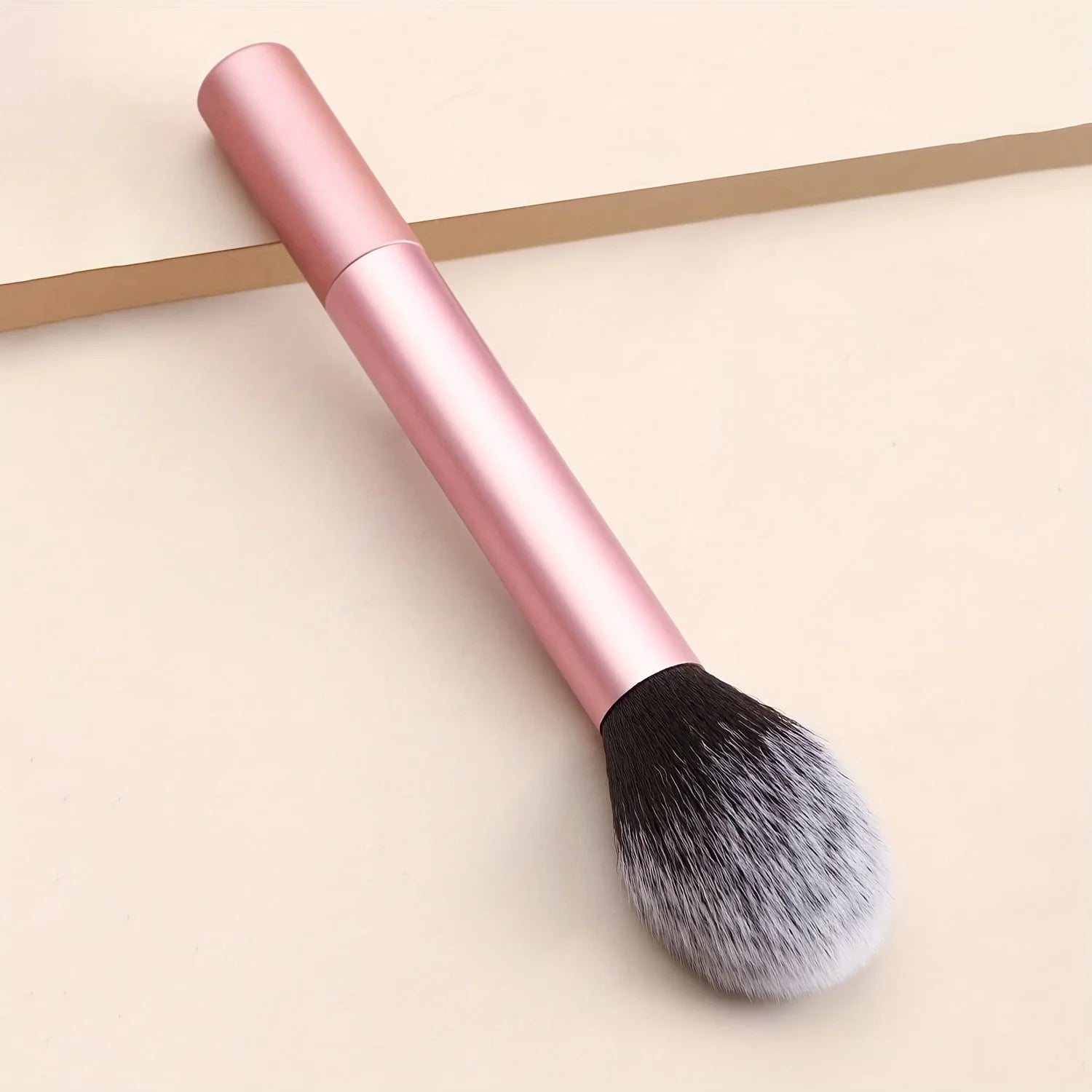 Luxury Blush Brush – Sculpt & Define for a Refined, Radiant Look