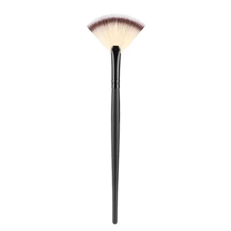 Flat Fan Makeup Brush – Soft Blush & Powder Applicator