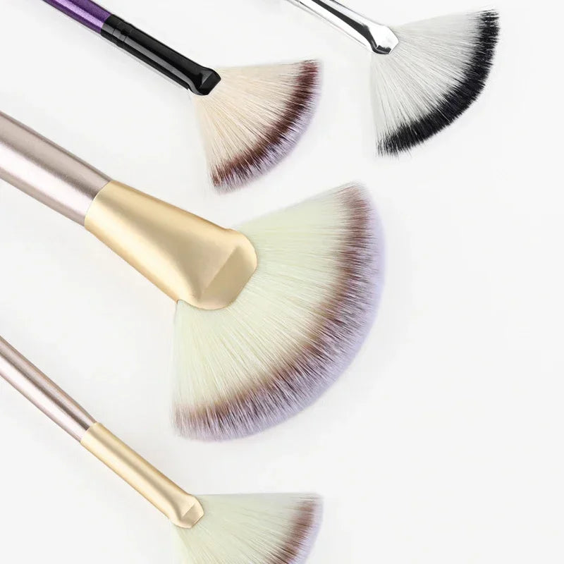 Flat Fan Makeup Brush – Soft Blush & Powder Applicator