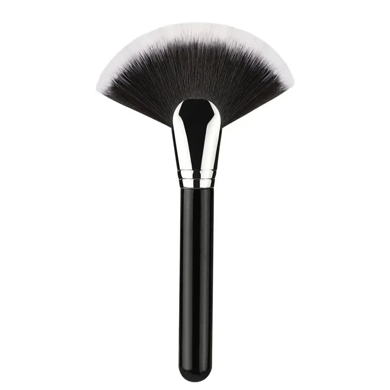 Flat Fan Makeup Brush – Soft Blush & Powder Applicator