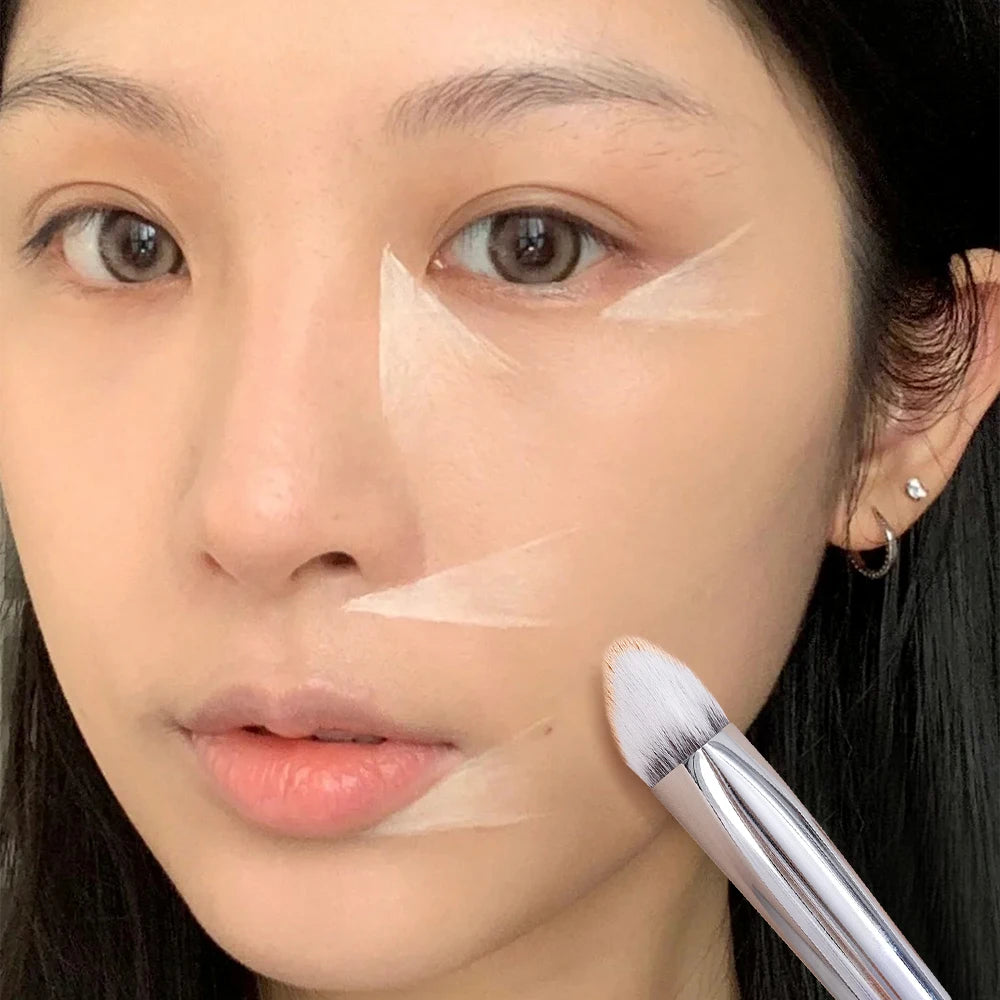 Triangle Concealer Brush – Dark Circle & Lacrimal Sulcus Coverage