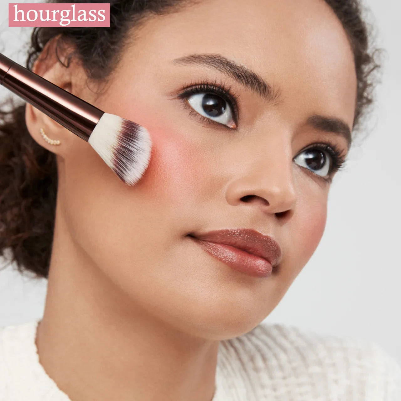 Hourglass No.15 Angled Blush & Contour Brush – Cream & Liquid Makeup Tool
