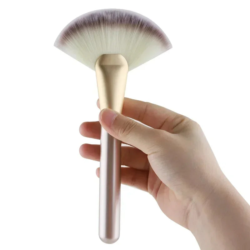 Flat Fan Makeup Brush – Soft Blush & Powder Applicator