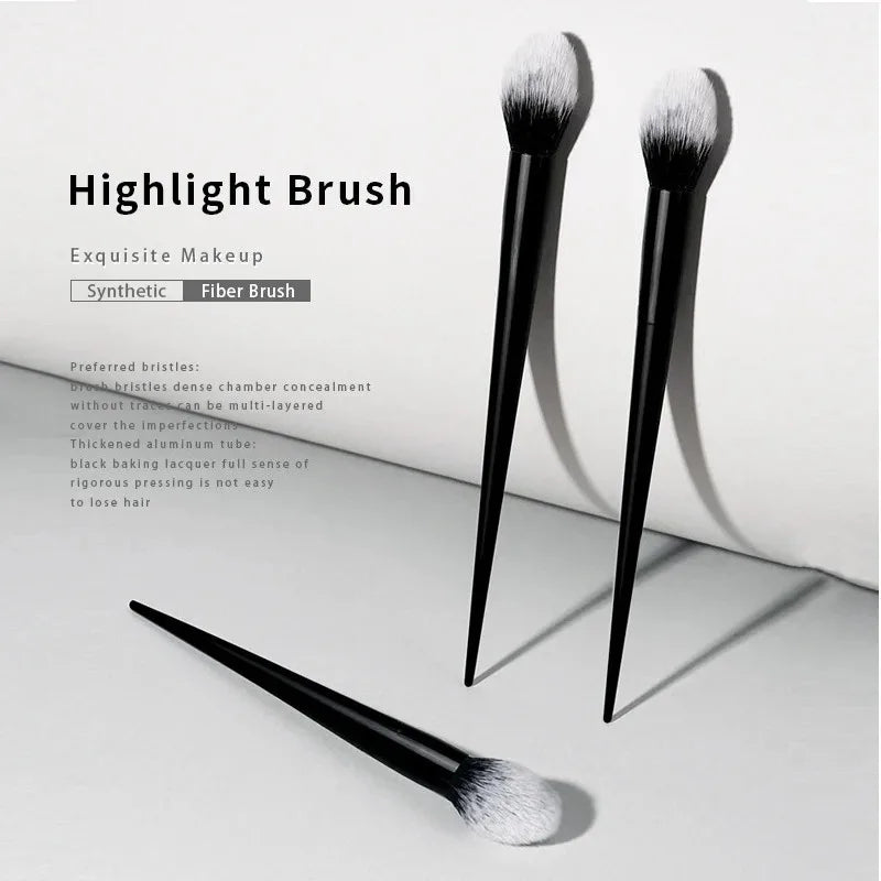 Makeup Brush 04 – Soft Highlight Brush with Black Handle
