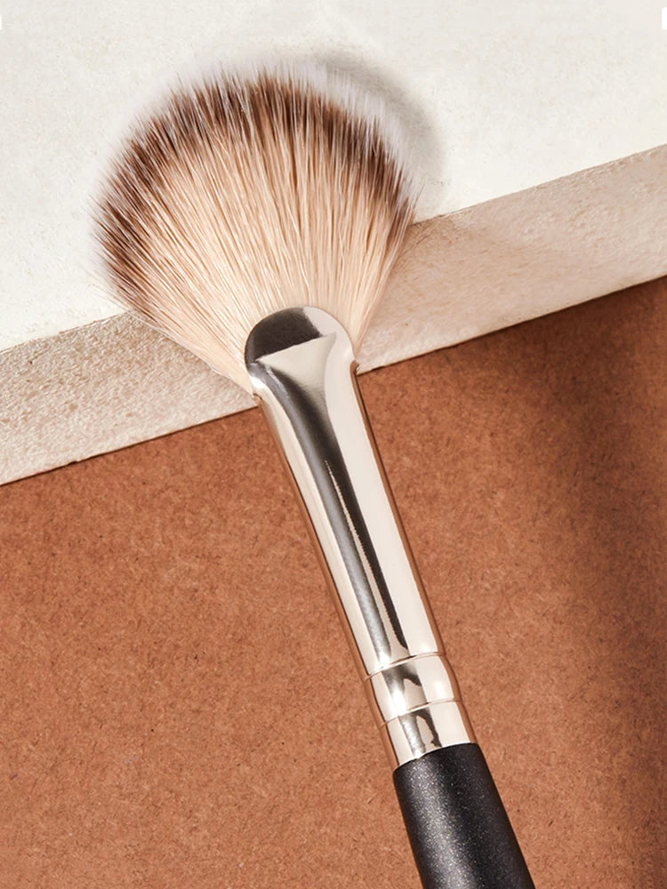 High-Gloss Powder Blush Brush – Soft, Easy-Apply Makeup Tool