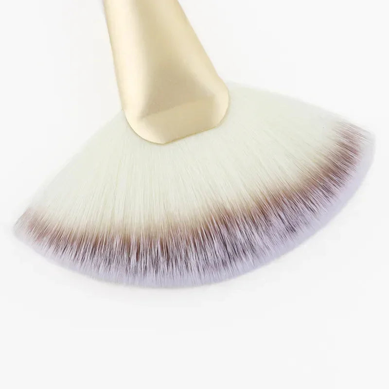Flat Fan Makeup Brush – Soft Blush & Powder Applicator