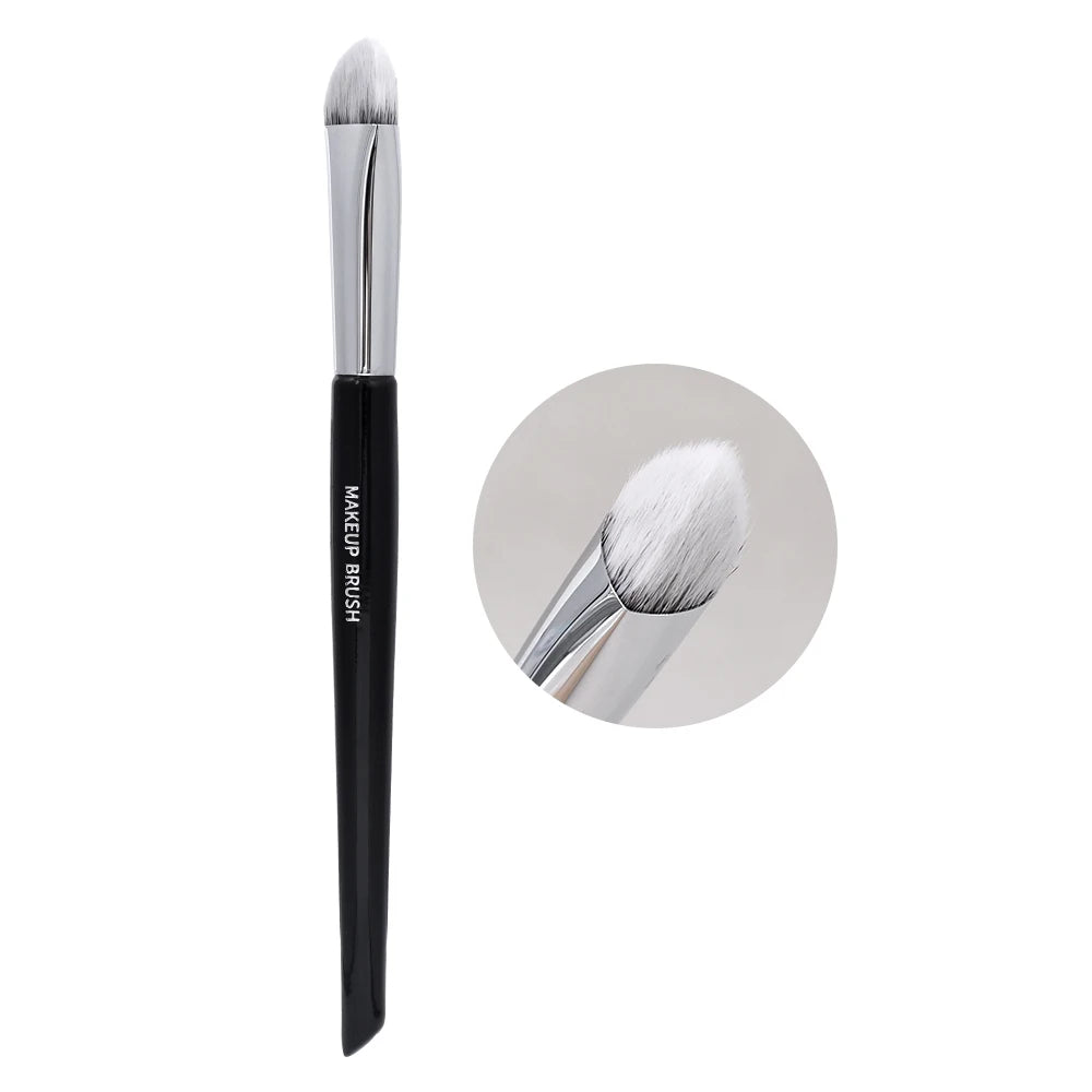 Triangle Concealer Brush – Dark Circle & Lacrimal Sulcus Coverage