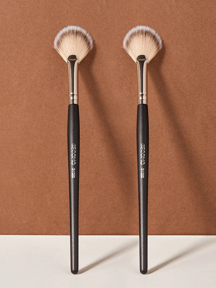 High-Gloss Powder Blush Brush – Soft, Easy-Apply Makeup Tool