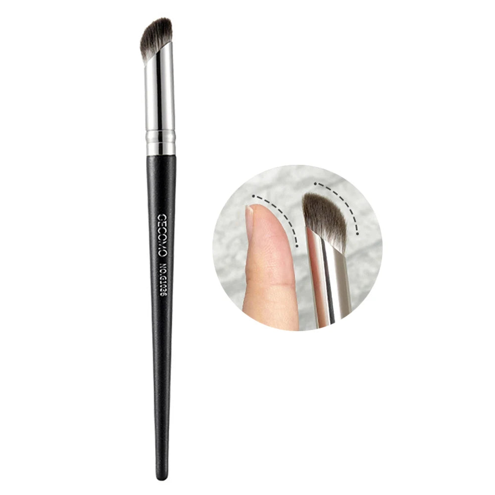 Triangle Concealer Brush – Dark Circle & Lacrimal Sulcus Coverage