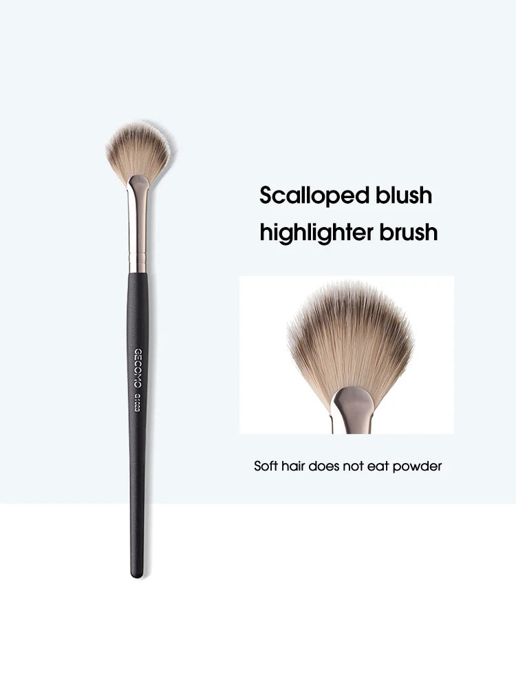 High-Gloss Powder Blush Brush – Soft, Easy-Apply Makeup Tool