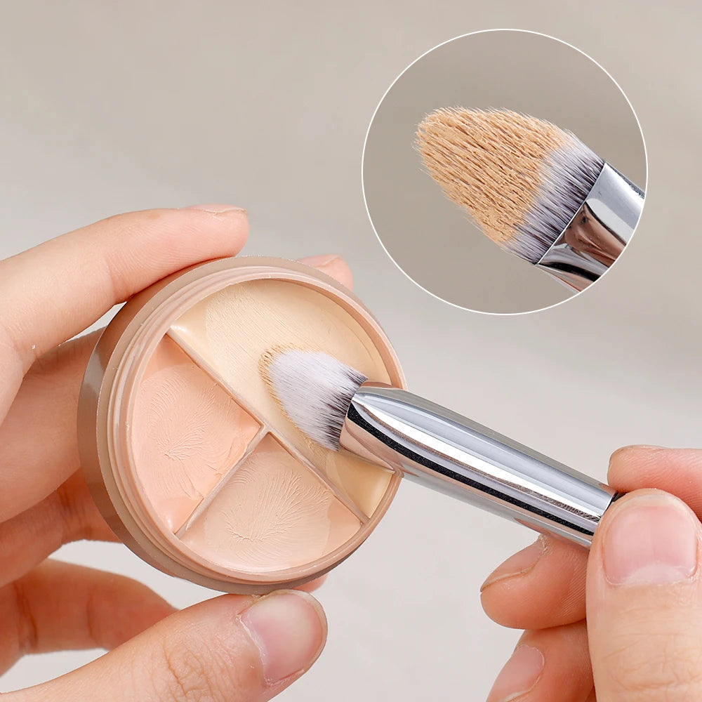 Triangle Concealer Brush – Dark Circle & Lacrimal Sulcus Coverage
