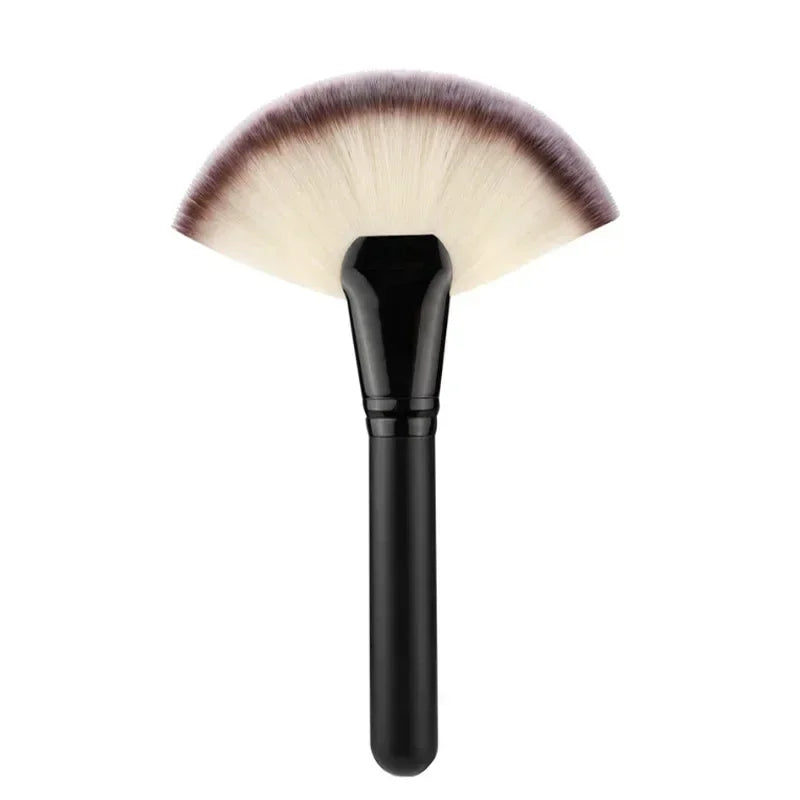 Flat Fan Makeup Brush – Soft Blush & Powder Applicator