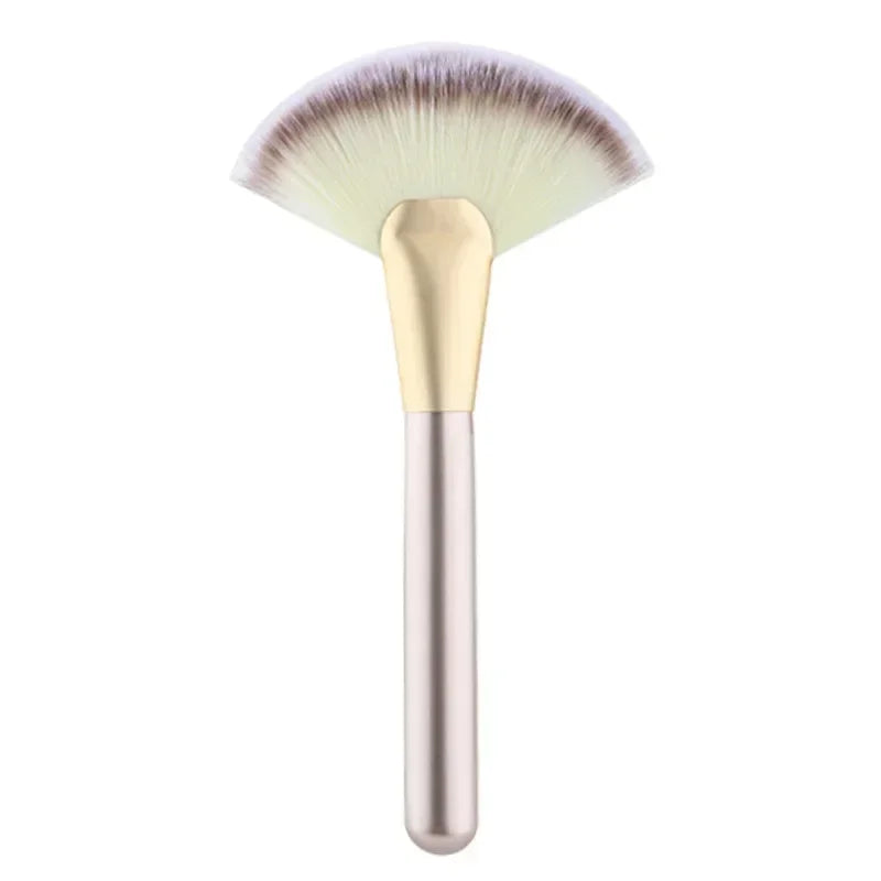 Flat Fan Makeup Brush – Soft Blush & Powder Applicator